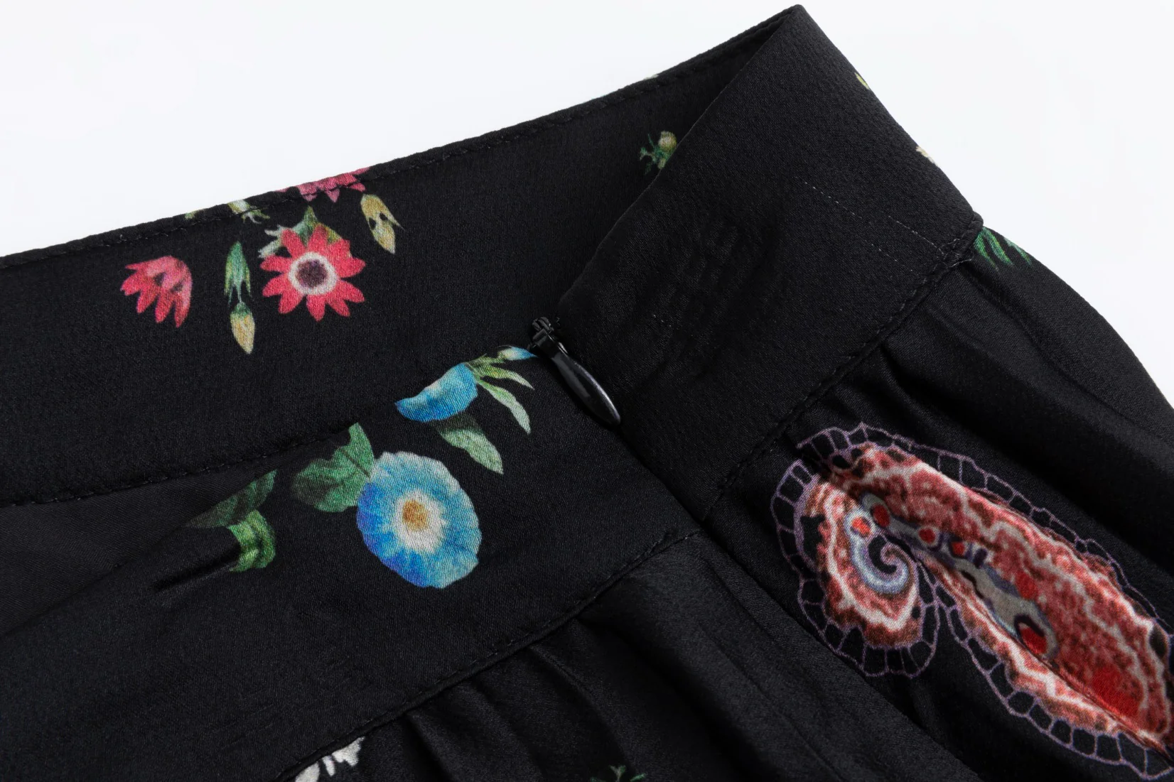Black Base Red Paisley Printed Pleats Skirt - Image 4